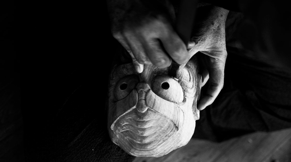 魂を彫り込む　永瀬正敏が撮った宮崎