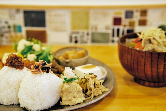 たっぷり白菜と根菜のしょうが豚汁。煮物や唐揚げ、精米したてのおにぎりが付いた定食は1600円=山口謙吾撮影