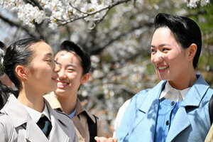 宝塚音楽学校に合格した受験生たち=2025年3月30日午前11時22分、兵庫県宝塚市、谷辺晃子撮影