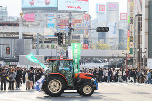 デモ行進で渋谷駅の近くを走るトラクター=2025年3月30日午後、東京・渋谷、友永翔大撮影