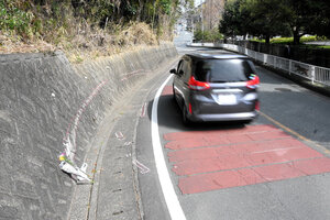事故現場は右にカーブする下り坂。花がそなえられていた=2025年3月25日、浜松市中央区舘山寺町、青田秀樹撮影