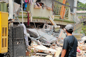 ミャンマー中部マンダレーで2025年3月30日、大型マンション「スカイビラ」の倒壊現場を見つめる男性=笠原真撮影